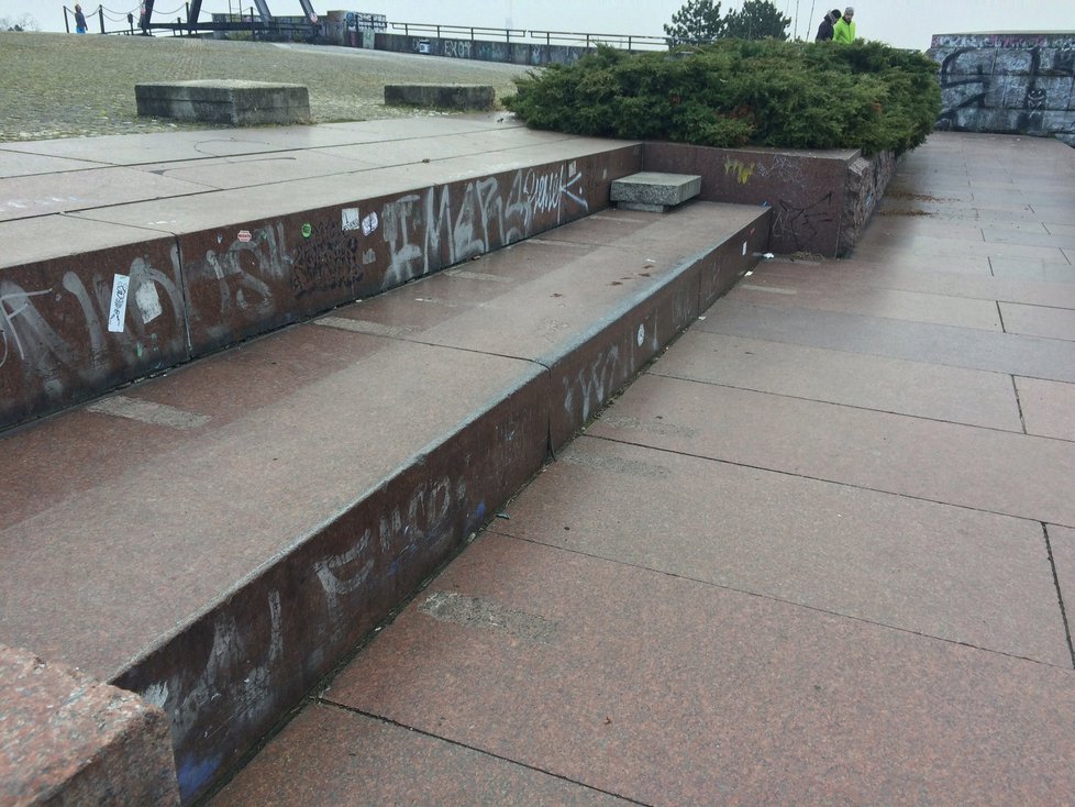 Neznámí vandalové se vyřádili na veřejném prostranství pod metronomem.