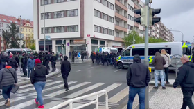 Policisté na Letné omezili na osobní svobodě několik hostí. 