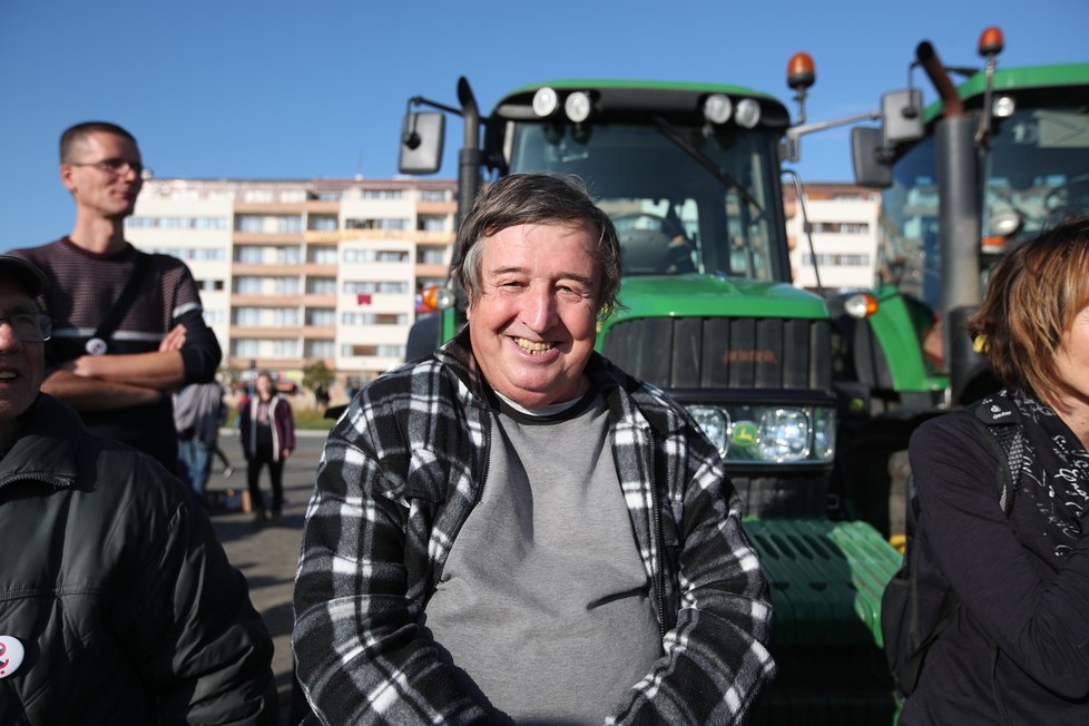 Čtenář Blesku Miroslav (68) z Hradce Králové se našim reportérům svěřil, proč přijel na demonstraci, (16.11.2019).