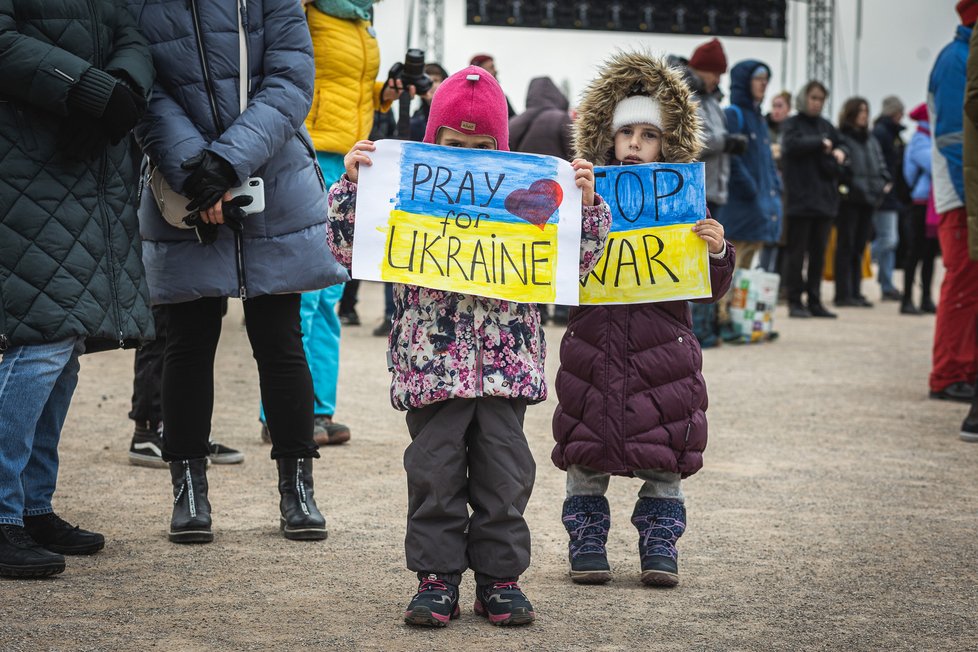Proti Putinově válce a na podporu Ukrajiny se na pražské Letné v neděli 3. dubna 2022 sešlo na pět tisíc lidí.