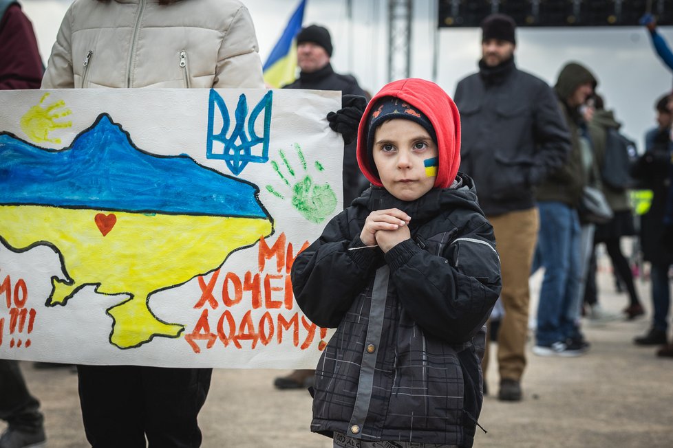 Proti Putinově válce a na podporu Ukrajiny se na pražské Letné v neděli 3. dubna 2022 sešlo na pět tisíc lidí.