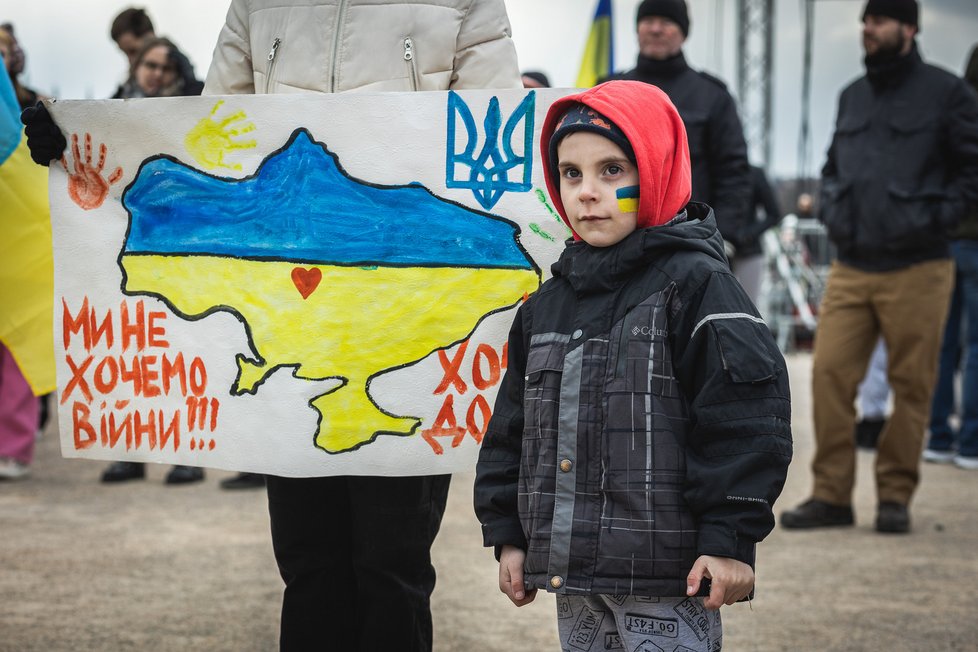 Proti Putinově válce a na podporu Ukrajiny se na pražské Letné v neděli 3. dubna 2022 sešlo na pět tisíc lidí.