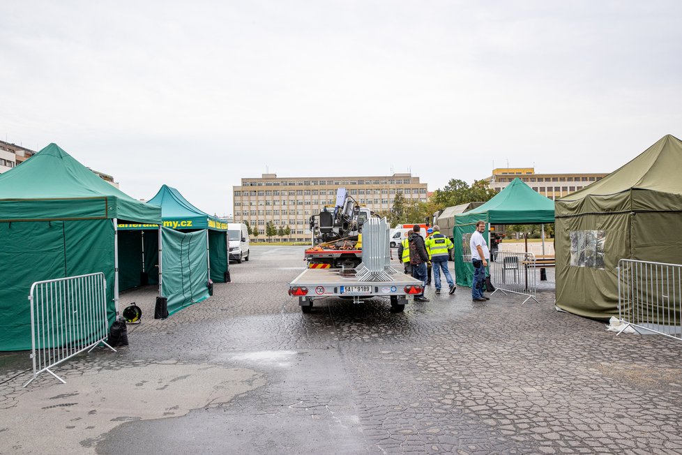 29. září 2020: Na Letné vzniklo drive-in volební stanoviště pro osoby, které mají nařízenou karanténu či izolaci v důsledku nákazy koronavirem.