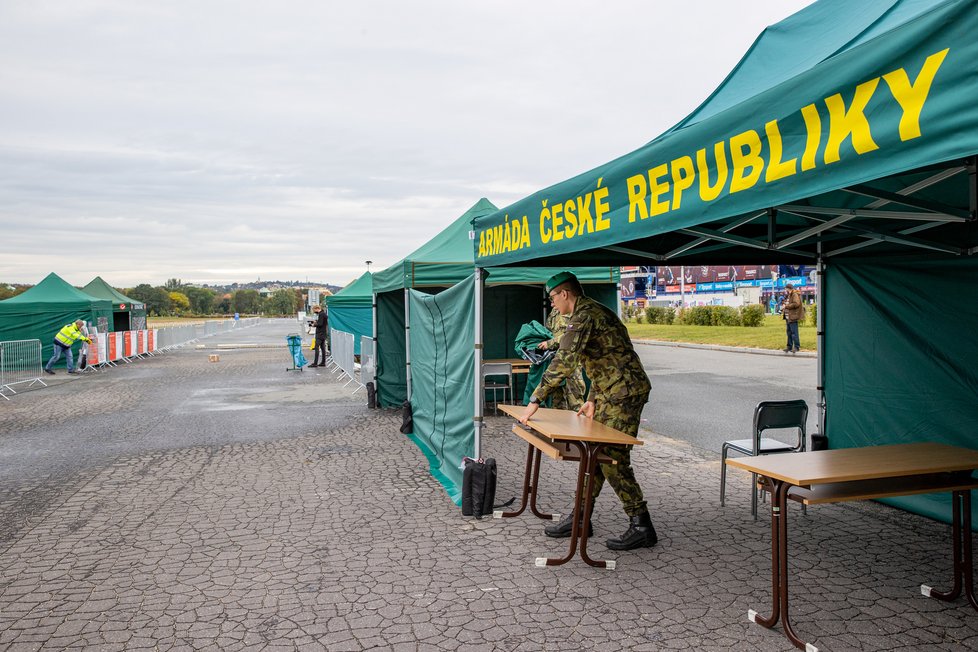 29. září 2020: Na Letné vzniklo drive-in volební stanoviště pro osoby, které mají nařízenou karanténu či izolaci v důsledku nákazy koronavirem.