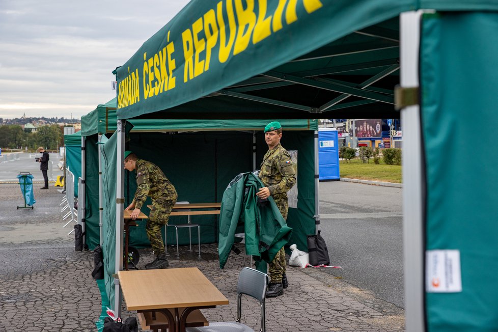 29. září 2020: Na Letné vzniklo drive-in volební stanoviště pro osoby, které mají nařízenou karanténu či izolaci v důsledku nákazy koronavirem.