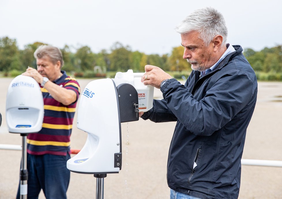 29. září 2020: Na Letné vzniklo drive-in volební stanoviště pro osoby, které mají nařízenou karanténu či izolaci v důsledku nákazy koronavirem.