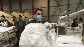 Armáda na twitteru zveřejnila nové fotografie z polní nemocnice v Letňanech. Vojáci připravují lůžka a stany.