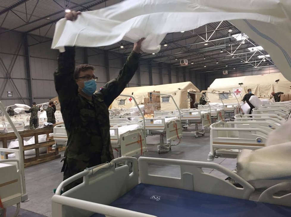 Armáda na twitteru zveřejnila nové fotografie z polní nemocnice v Letňanech. Vojáci připravují lůžka a stany.