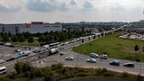 Kolaps dopravy v Letňanech: U obchodního centra uvázly stovky aut! 