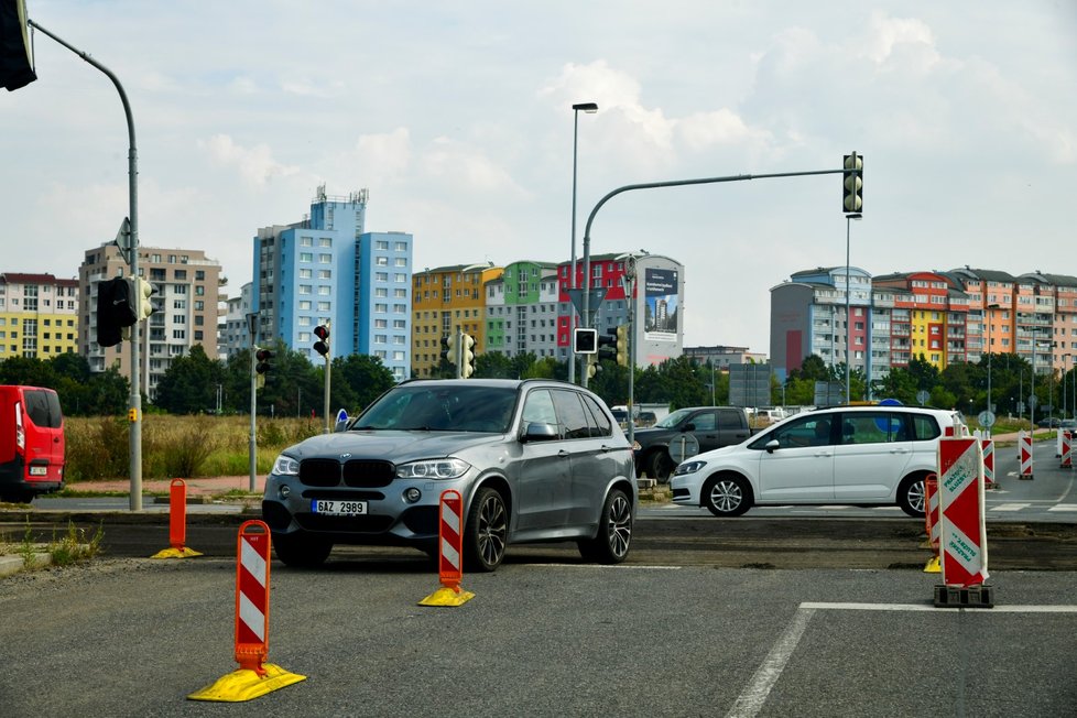Kvůli opravě silnice v ulici Veselská vznikají v okolí obchodního centra v Letňanech zácpy. Kolony se tvořily i v úterý odpoledne. (7. září 2021)