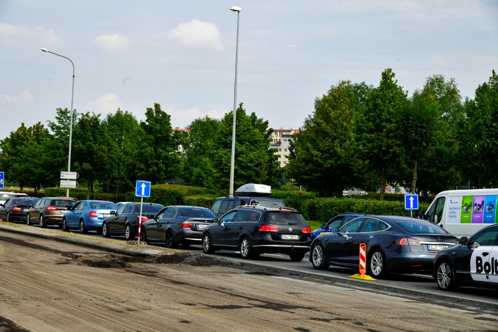 Kvůli opravě silnice v ulici Veselská vznikají v okolí obchodního centra v Letňanech zácpy. Kolony se tvořily i v úterý odpoledne. (7. září 2021)