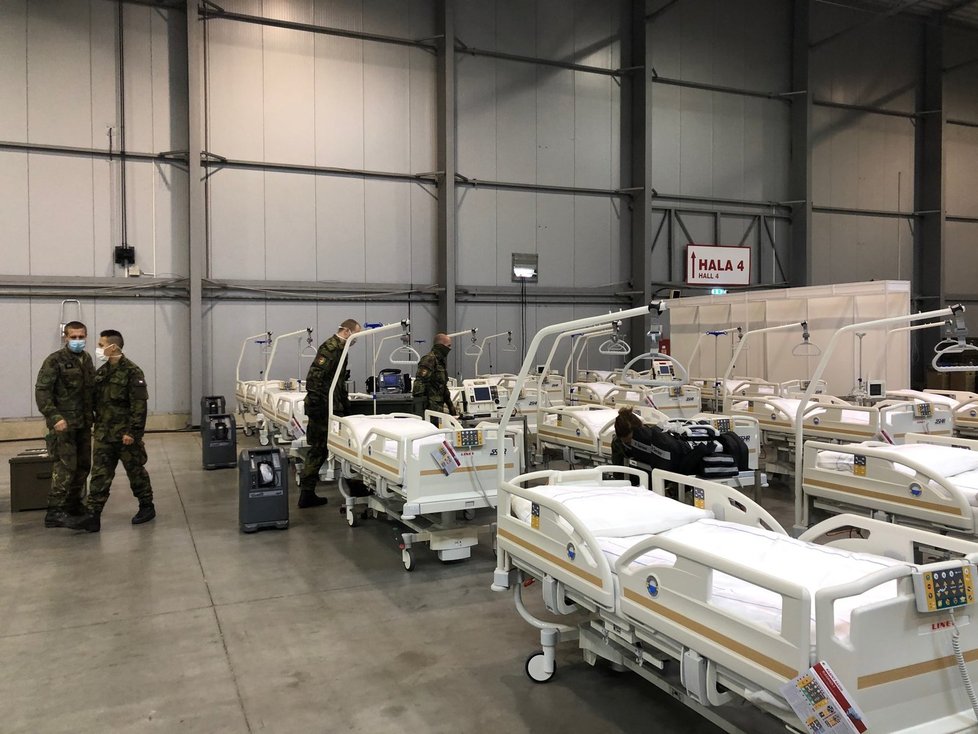 Armáda dokončila přípravu polní nemocnice v pražských Letňanech (25.10.2020).