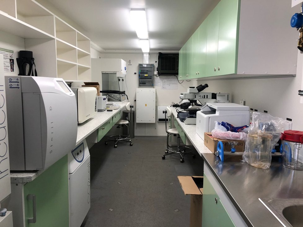 Mikrobiologická laboratoř v polní nemocnici