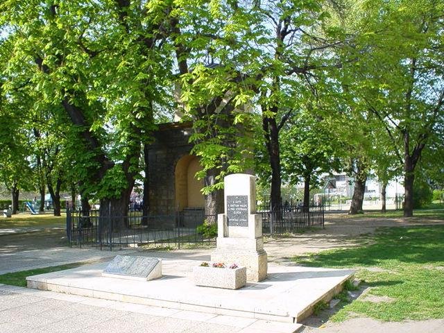 Dříve se pomník nacházel v Letňanech na tzv. Staré Návsi v historické zástavbě čtvrti. Oproti dnešku stál pomník a deska se jmény padlých odděleně. Dnes je tomu jinak.