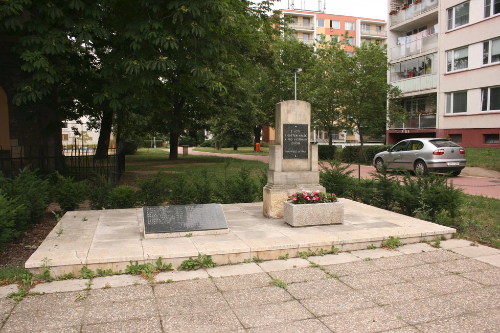 Před budovu radnice byl pomník přestěhován až v roce 2007, tedy téměř 90 let od jeho zřízení na letňanské návsi.