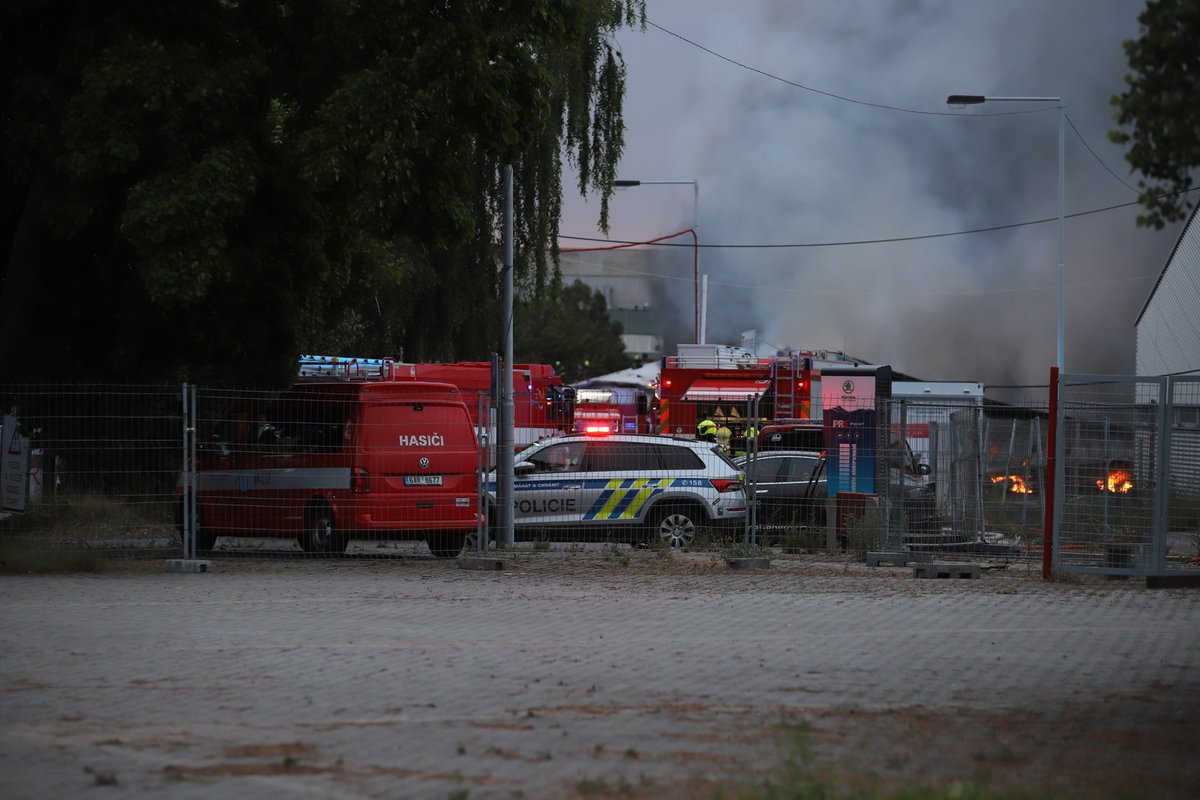 Požár haly v Letňanech (2.7.2021)