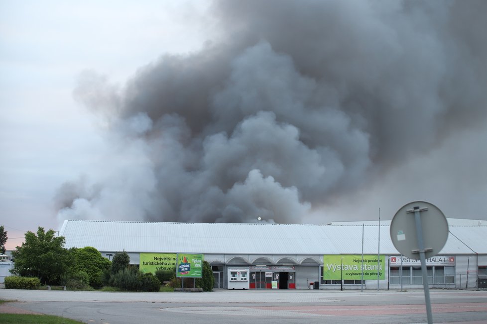Požár haly v Letňanech (2. 7. 2021)