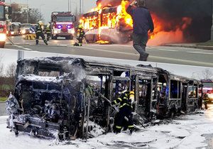 V Letňanech shořel městský autobus plný lidí: Malý hasicí přístroj na jeho záchranu nestačil.