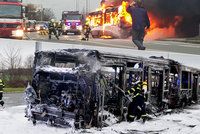 V Letňanech shořel městský autobus plný lidí: Malý hasicí přístroj na jeho záchranu nestačil