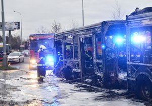 V Letňanech shořel městský autobus plný lidí: Malý hasicí přístroj na jeho záchranu nestačil.