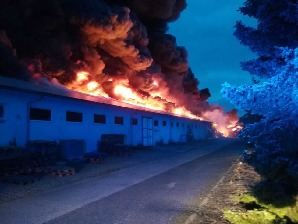 Požár haly v Letňanech (2. 7. 2021)