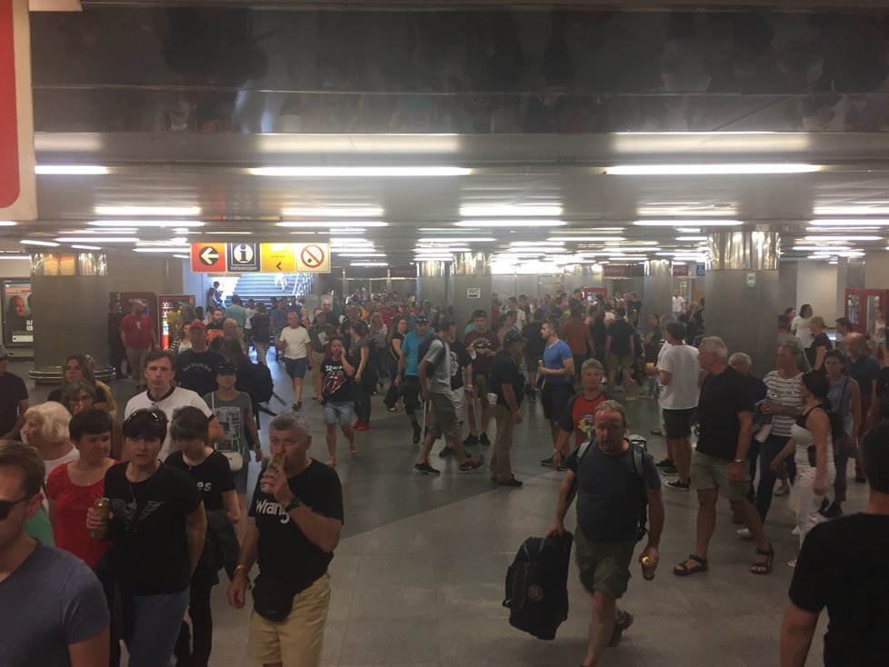Z metra se na koncert Rolling Stones v Letňanech valí každou chvíli davy lidí.