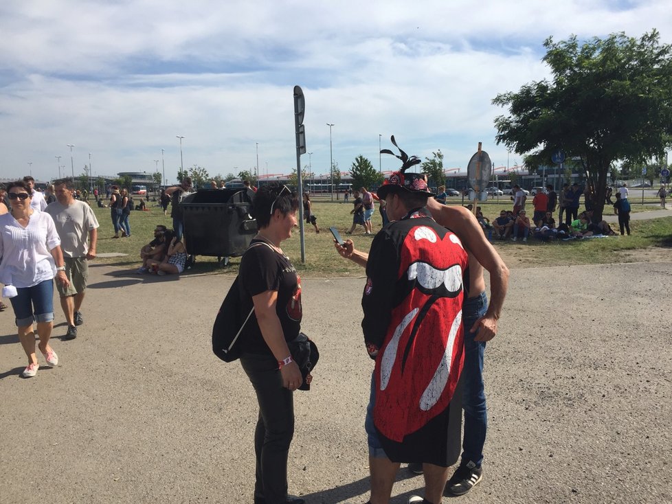 Z metra se na koncert Rolling Stones v Letňanech valí každou chvíli davy lidí.