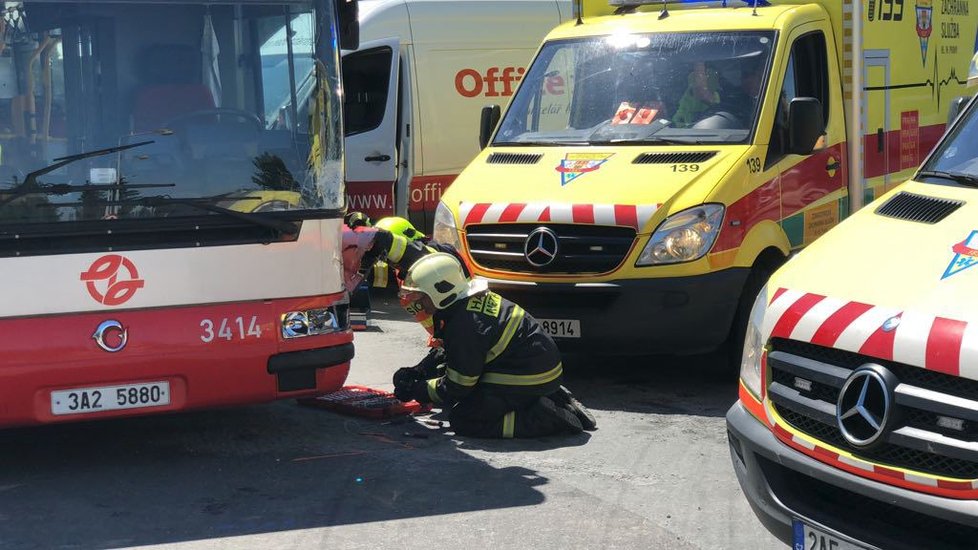 Dodávka v Letňanech narazila do autobusu MHD, pět lidí se zranilo.