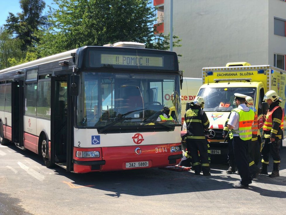 Dodávka v Letňanech narazila do autobusu MHD, pět lidí se zranilo.