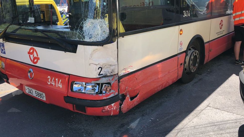 Dodávka v Letňanech narazila do autobusu MHD, pět lidí se zranilo.