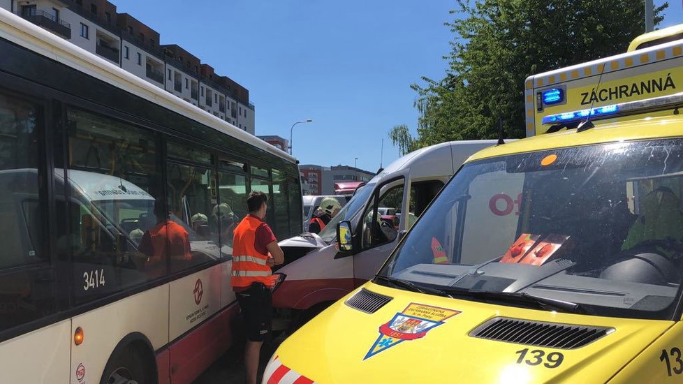 Dodávka v Letňanech narazila do autobusu MHD, pět lidí se zranilo.