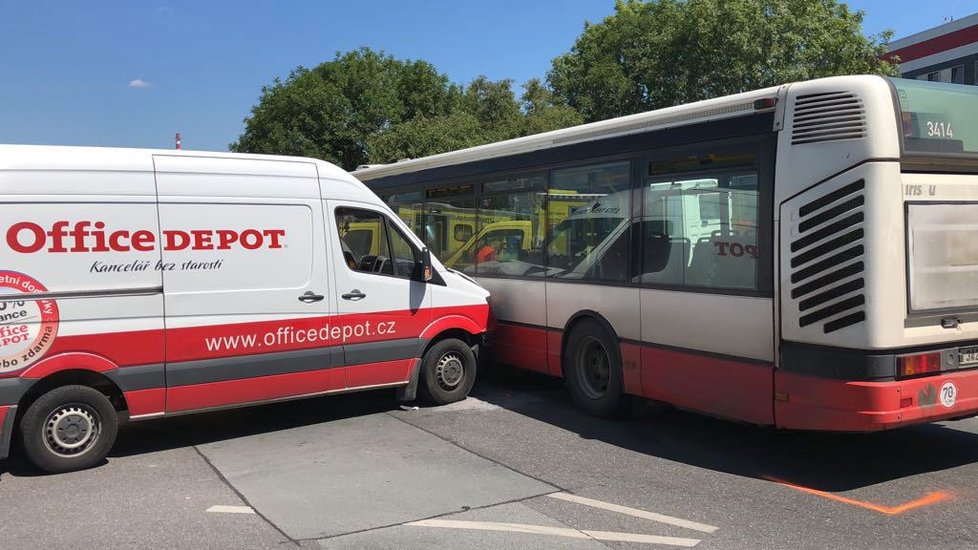 Dodávka v Letňanech narazila do autobusu MHD, pět lidí se zranilo.