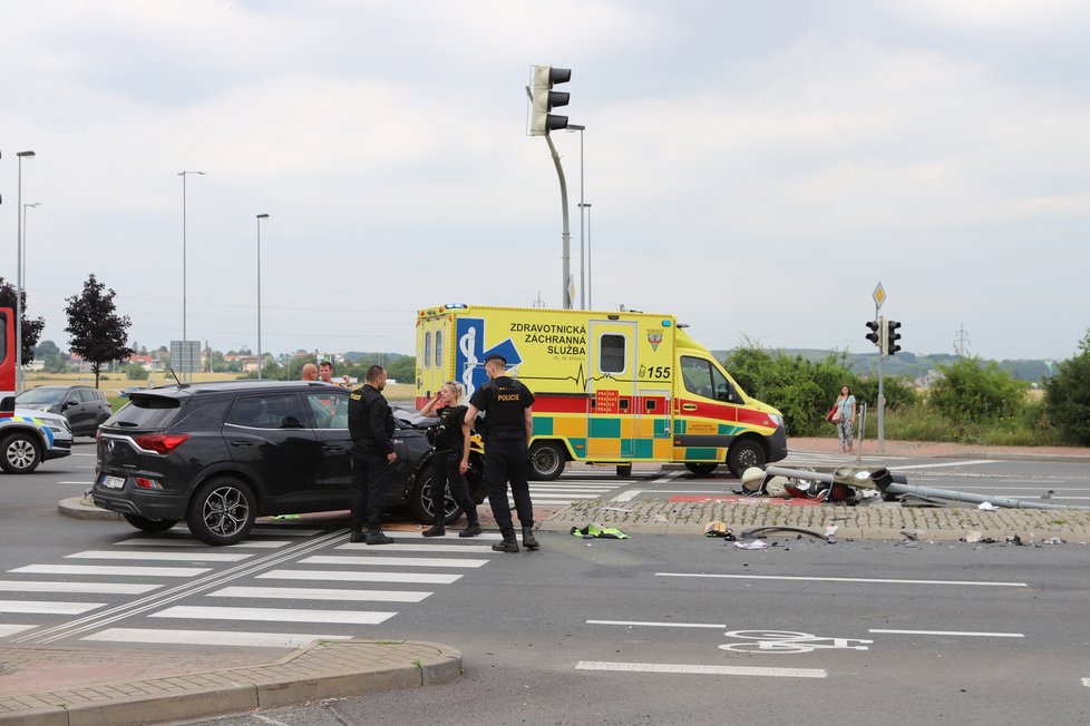 Ve Veselské ulici v Letňanech se srazil motorkář s automobilem. Nehoda se neobešla bez zranění. (1. červenec 2022)