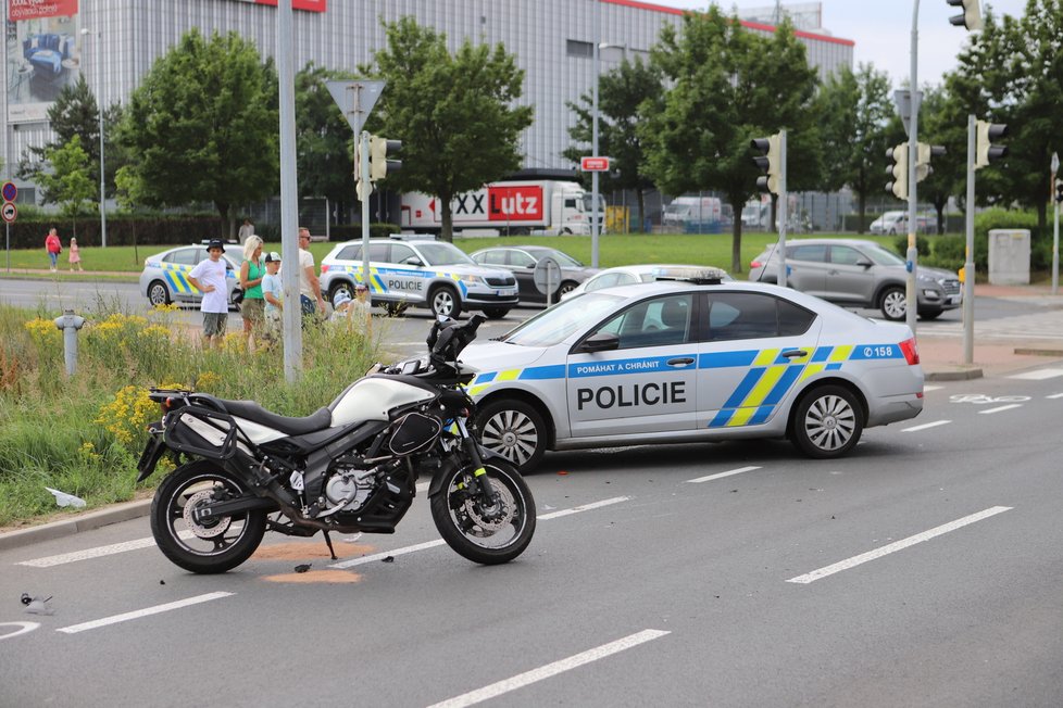 Ve Veselské ulici v Letňanech se srazil motorkář s automobilem. Nehoda se neobešla bez zranění. (1. červenec 2022)