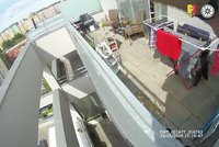 Hazardní zákrok! Policisté kvůli hledanému muži přelézali balkony ve výšce, ze které mrazí