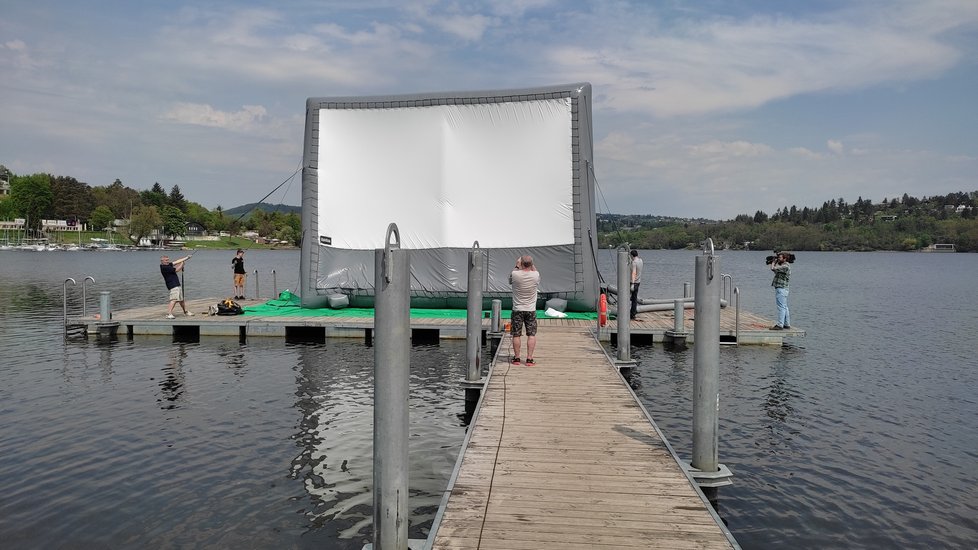 Brno plánuje promítat filmy v letním kině přímo na molu přehrady.