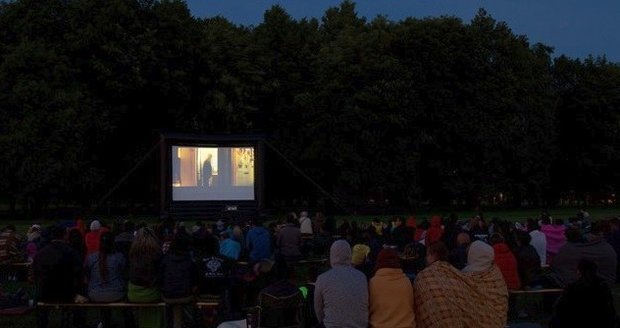 Takto vypadalo promítání v Porubě před třemi lety. Nyní se bude promítat přímo ve slavné Amfi.