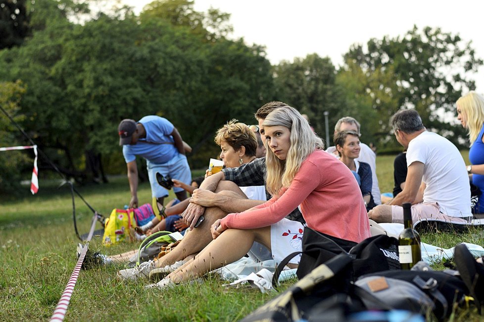 Zahájení Letní Letné bylo velkolepé: Obecenstvo se smálo i křičelo hrůzou.