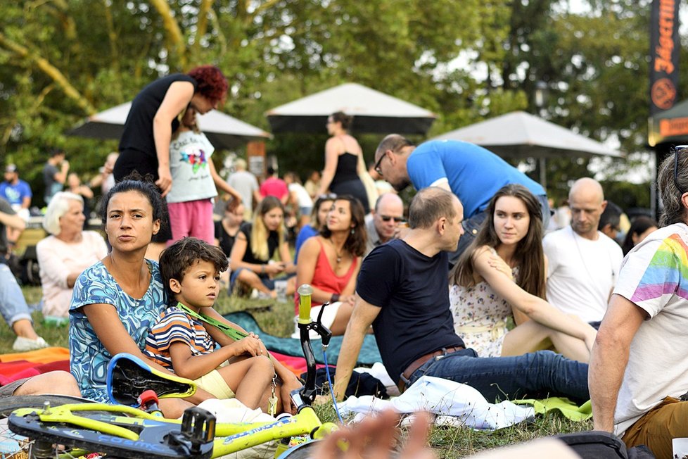 Zahájení Letní Letné bylo velkolepé: Obecenstvo se smálo i křičelo hrůzou.