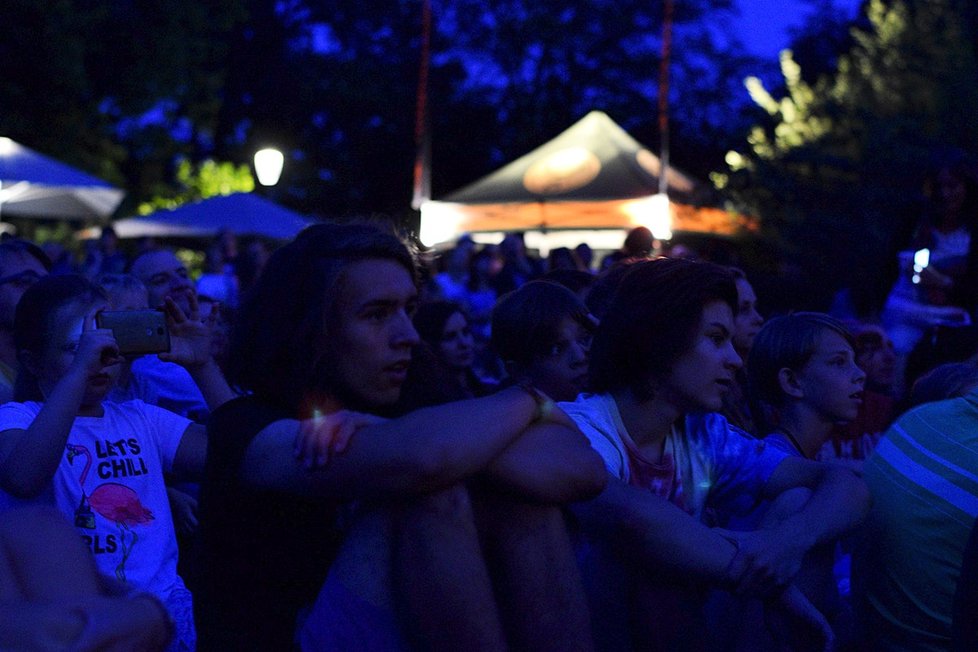 Zahájení Letní Letné bylo velkolepé: Obecenstvo se smálo i křičelo hrůzou.