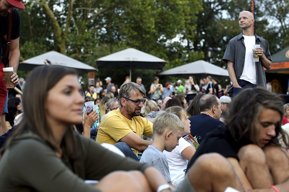 Zahájení Letní Letné bylo velkolepé: Obecenstvo se smálo i křičelo hrůzou.