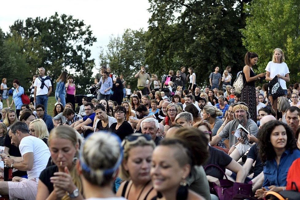 Zahájení Letní Letné bylo velkolepé: Obecenstvo se smálo i křičelo hrůzou.