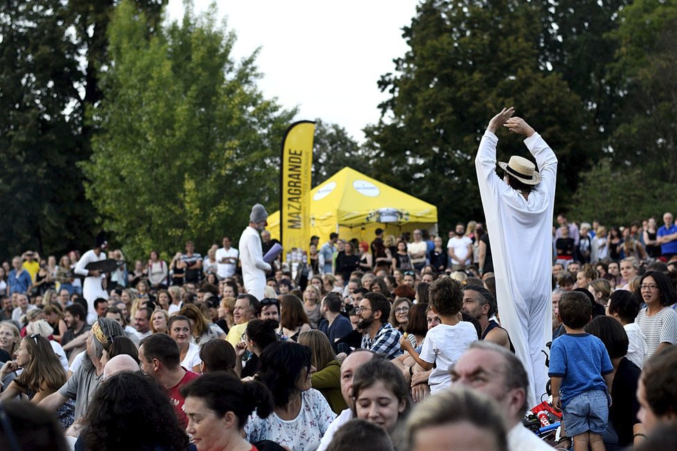 Zahájení Letní Letné bylo velkolepé: Obecenstvo se smálo i křičelo hrůzou.