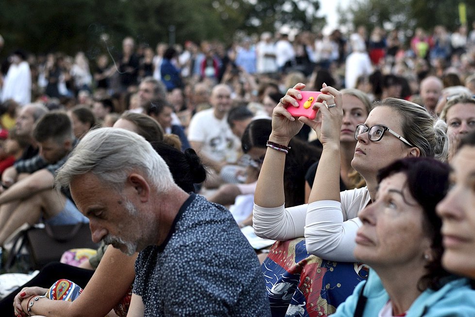 Zahájení Letní Letné bylo velkolepé: Obecenstvo se smálo i křičelo hrůzou.