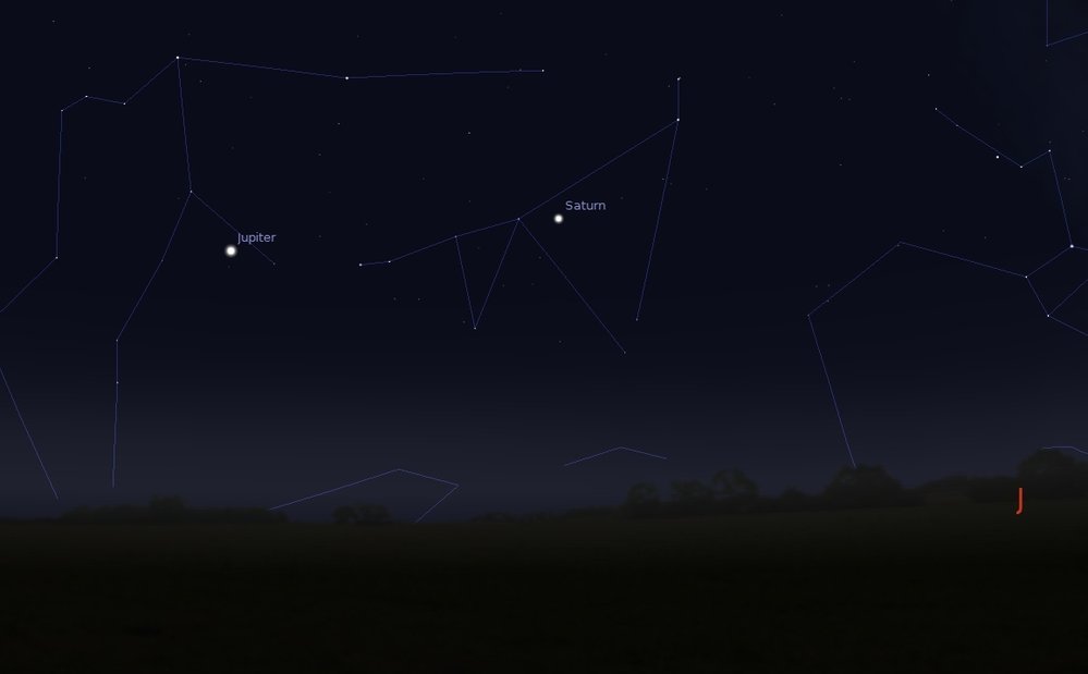 Jupiter a Saturn nad jižním obzorem v 1 ránu okolo 10. července