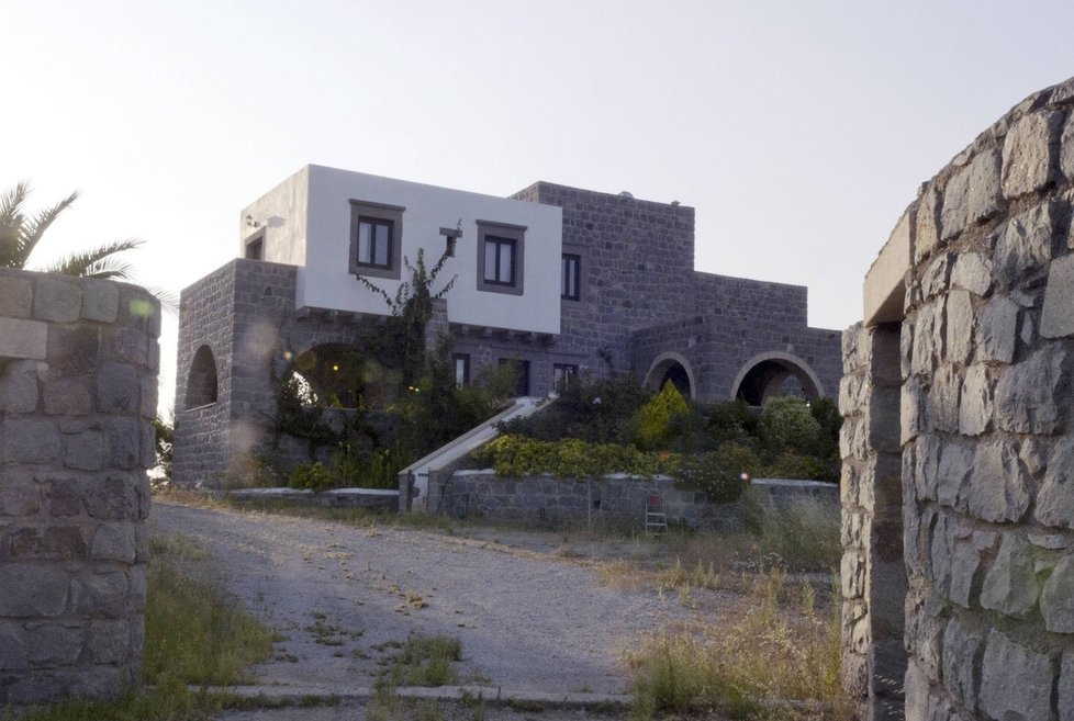 Nádherné letní sídlo postavené klasickým způsobem z kamene si na řeckém ostrově Patmos pořídila herečka Julia Roberts. Z oken má nádherný výhled přímo na Egejské moře.