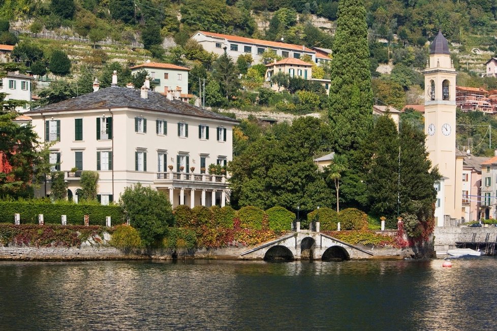 George Clooney tráví svůj volný čas také v Itálii. Historický palác Villa Oleandra se nachází na břehu jezera Como severně od Říma.