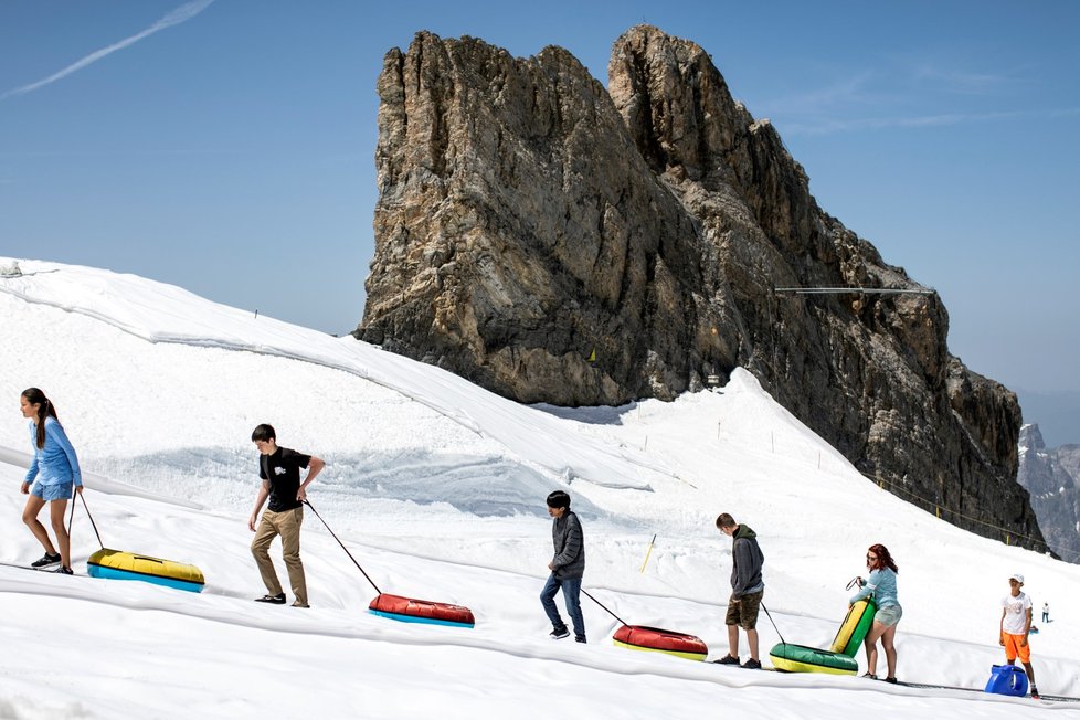 Zatímco Evropu svírají vedra, ve Švýcarských Alpách si turisté užívají sníh