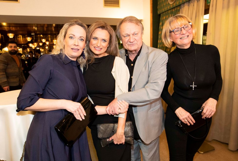 Jiří Adamec s manželkou a Alenou Antalovou na premiéře filmu Léto s gentlemanem.