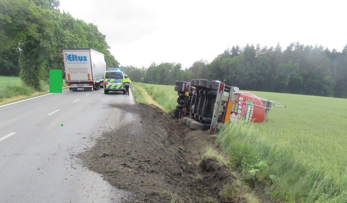 Na podmáčenou krajnici v bouři na Pelhřimovsku doplatil řidič cisterny.